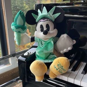 NWT Disney Store New York Minnie Mouse Statue of Liberty Plush